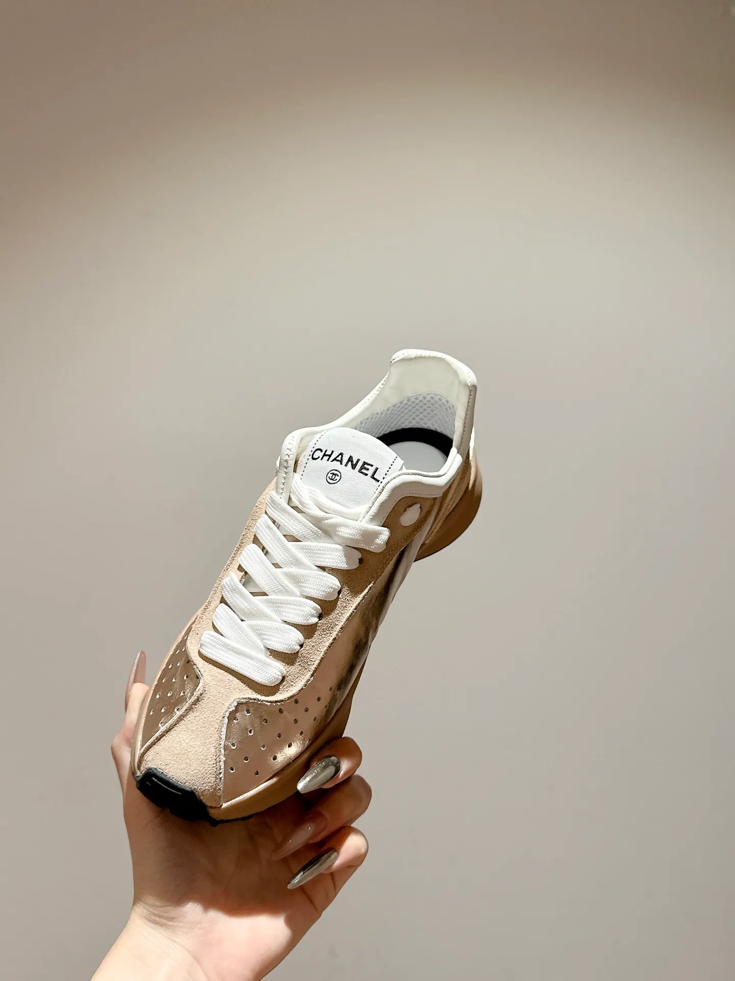 👟👟Ex-factory price 600👟👟 CHANEL Chanel classic sneakers, super internet celebrity series! There are so many Internet celebrities on their feet, and the counter is super popular〰️〰️ The world of Chanel has always been a dream for girls, the simple partition design is a super interpretation of multiple texture effects, the most eye-catching LOGO double C is also my favorite, no matter how you match it on your feet, the effect is completely amazing✔✔✔I must recommend you to buy this one⚡️⚡️Bangladesh environmentally friendly leather upper, original private model TPU outsole The color details are all compared 🆚 at the counter! Perfect presentation with zero color difference ❥ ❥ Every detail is beyond the genuine level! There is no pressure in and out of the counter☑️Number of yards: 35-40